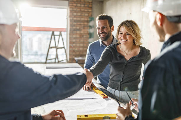 ●	Image of a renovation contractor interactating with a young couple